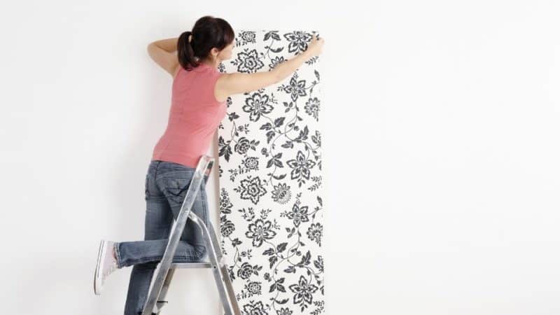 עבודה פשוטה - איך מדביקים טפט על הקיר?