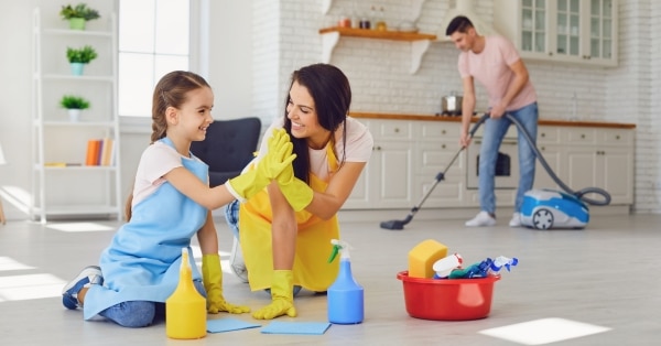 המשפחה מנקה את הבית
